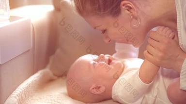 亲吻和拥抱新生婴儿的母亲.